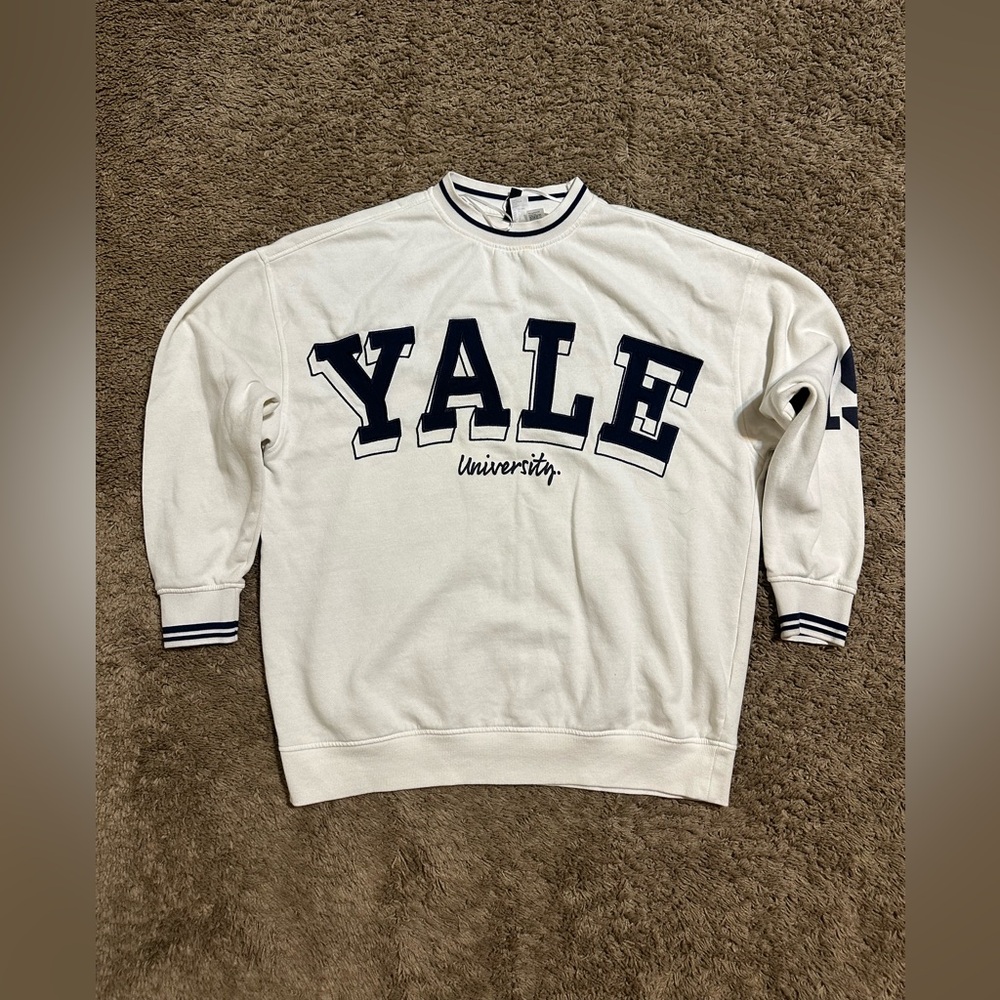 Vintage Woman’s Yale University White oversized sweater 00s size small